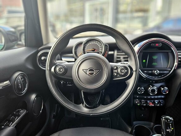 2019 Mini Hatch Cooper III (F55/F56) Рестайлинг, зелёный, 2050000 рублей - вид 15