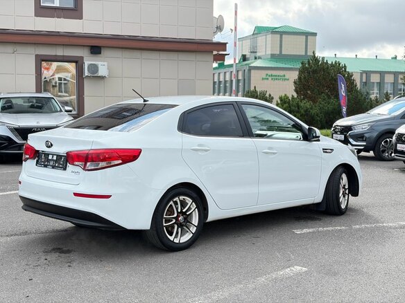 2015 Kia Rio III Рестайлинг, белый - вид 5