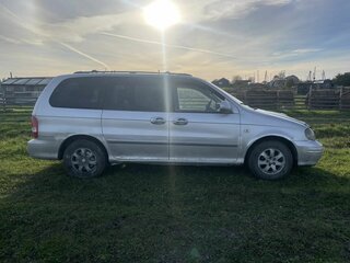 2005 Kia Carnival I Рестайлинг, серебристый, 244447 рублей, вид 3
