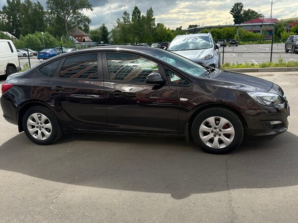 2013 Opel Astra J Рестайлинг, коричневый, 690000 рублей - вид 3