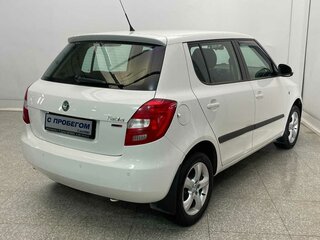 2011 Skoda Fabia II Рестайлинг, белый, 530000 рублей, вид 4
