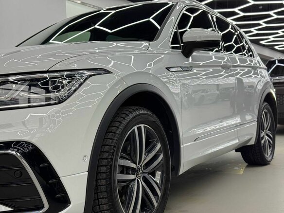2021 Volkswagen Tiguan II Рестайлинг, белый, 4200000 рублей - вид 3