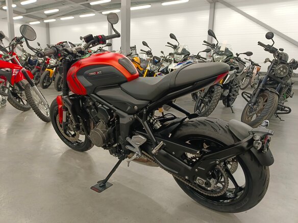 2023 Triumph Trident 660, оранжевый, 850000 рублей - вид 5