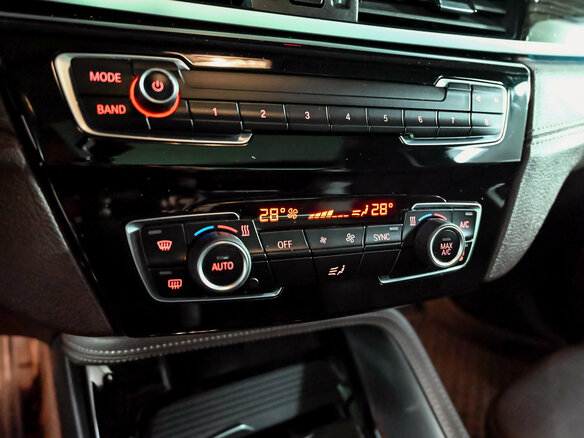 2021 BMW X1 20i xDrive II (F48) Рестайлинг, синий - вид 16