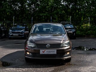 2016 Volkswagen Polo V Рестайлинг, коричневый, 837000 рублей, вид 3