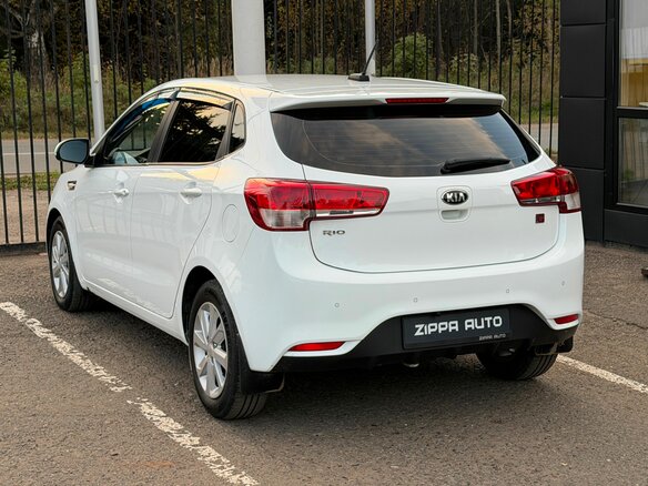 2017 Kia Rio III Рестайлинг, белый, 999000 рублей - вид 5