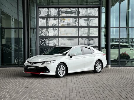 2021 Toyota Camry VIII (XV70) Рестайлинг, белый, 2690000 рублей, вид 3