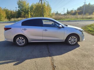 2021 Kia Rio IV Рестайлинг, серебристый, 1750000 рублей, вид 2