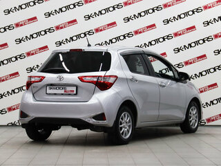 2018 Toyota Vitz III (XP130) Рестайлинг 2, серый, 965650 рублей, вид 3