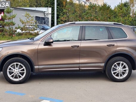 2014 Volkswagen Touareg II, коричневый, 2590000 рублей, вид 2