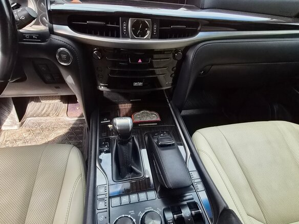 2017 Lexus LX 570 III Рестайлинг 2, серый, 6700000 рублей - вид 13