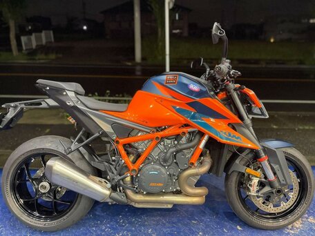 2021 KTM 1290 Super Duke R, оранжевый, 1277000 рублей, вид 2