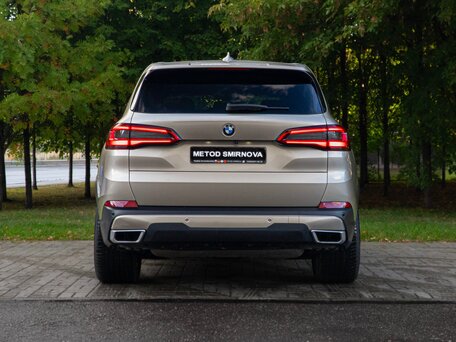 2019 BMW X5 50i IV (G05/G18), бежевый, 6990000 рублей, вид 5