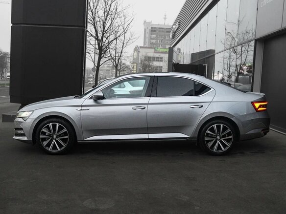 2023 Skoda Superb III Рестайлинг, серебристый, 2390000 рублей - вид 5