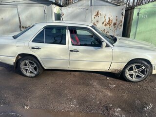 1992 Mercedes-Benz E-Класс 220 I (W124), белый, 450000 рублей, вид 2