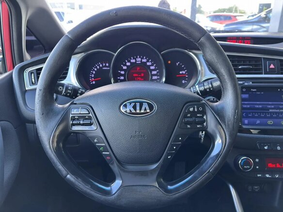 2018 Kia Ceed II Рестайлинг, красный, 1125000 рублей - вид 16