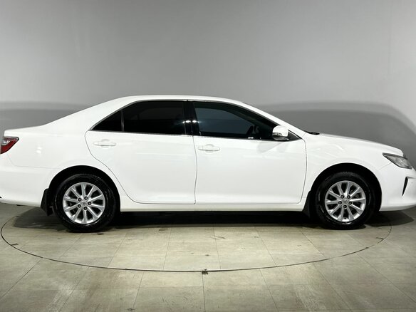 2016 Toyota Camry VII (XV50) Рестайлинг, белый - вид 4