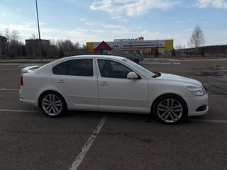 2011 Skoda Octavia RS II Рестайлинг, белый, 1200000 рублей, вид 4