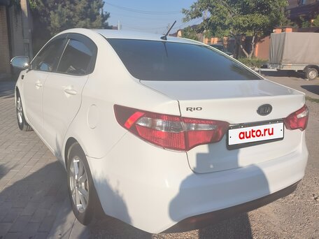 2012 Kia Rio 4-speed III, белый, 700000 рублей, вид 5