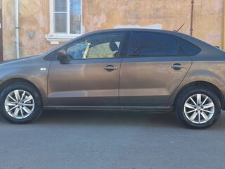 2017 Volkswagen Polo V Рестайлинг, коричневый, 600000 рублей, вид 2