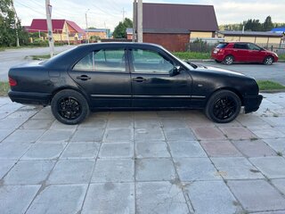 1997 Mercedes-Benz E-Класс 200 II (W210, S210), чёрный, 350000 рублей, вид 3