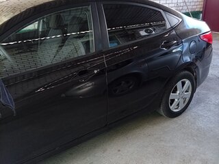 2013 Hyundai Solaris I, чёрный, 600000 рублей, вид 3