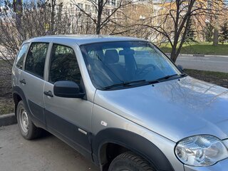 2016 Chevrolet Niva I Рестайлинг, серебристый, 700000 рублей, вид 3