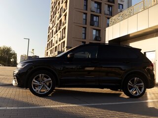 2021 Volkswagen Tiguan II Рестайлинг, чёрный, 4450000 рублей, вид 5