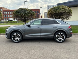 2019 Audi Q8 55 TFSI I (4M), серый, 5450000 рублей, вид 4