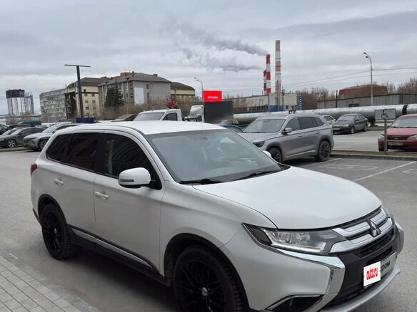 2015 Mitsubishi Outlander III Рестайлинг 2, белый, 1850000 рублей - вид 2