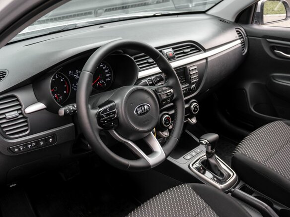 2018 Kia Rio IV, серебристый, 979000 рублей - вид 4