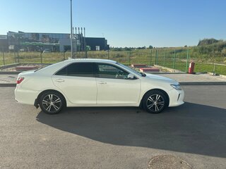 2016 Toyota Camry VII (XV50) Рестайлинг, белый, 2400000 рублей, вид 3