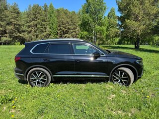 2021 Volkswagen Touareg III, чёрный, 7200000 рублей, вид 4