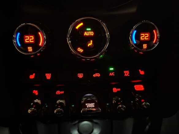 2022 Mini Hatch Cooper III (F55/F56) Рестайлинг 2, серебристый, 2850000 рублей - вид 13