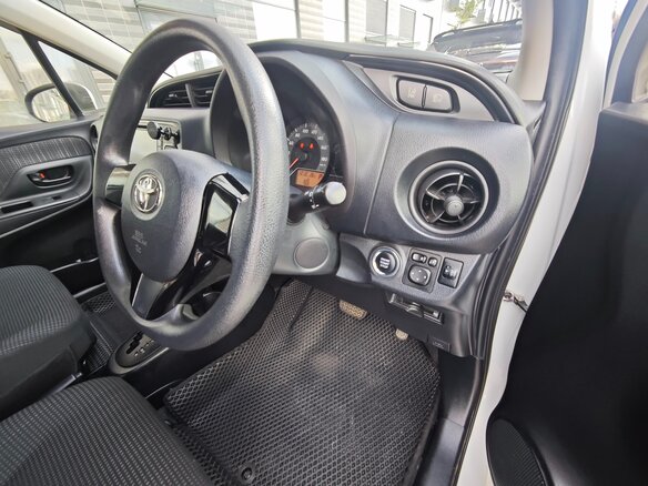 2017 Toyota Vitz III (XP130) Рестайлинг 2, белый, 980000 рублей - вид 10