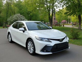 2021 Toyota Camry VIII (XV70) Рестайлинг, белый, 3000000 рублей, вид 1