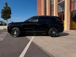 2024 Jeep Grand Cherokee 4xe V (WL), чёрный, 9165325 рублей, вид 3