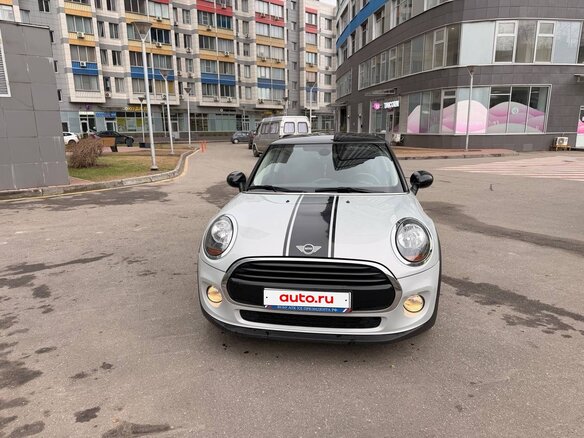 2019 Mini Hatch Cooper III (F55/F56) Рестайлинг, серебристый, 2050000 рублей - вид 1