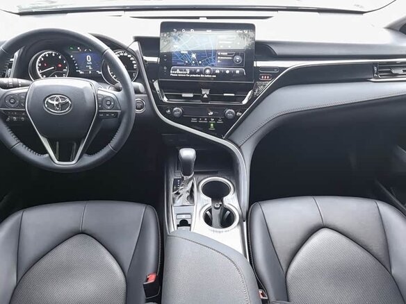 2025 Toyota Camry VIII (XV70) Рестайлинг, чёрный, 4027000 рублей - вид 11