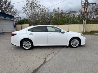 2017 Lexus ES 350 VI Рестайлинг, белый, 2800000 рублей, вид 4