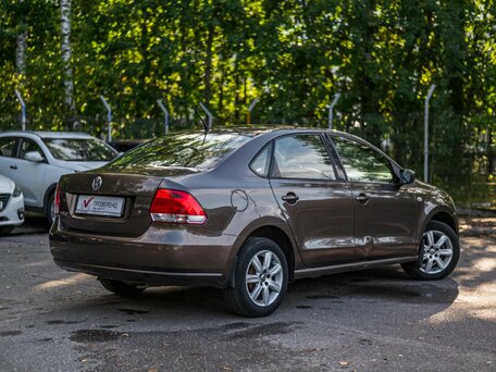 2015 Volkswagen Polo V, коричневый, 735000 рублей, вид 2