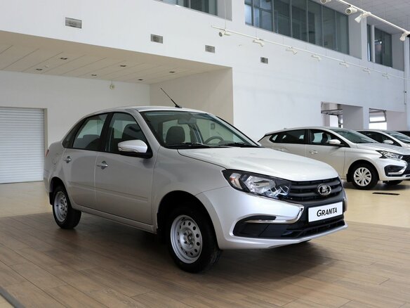 2026 Lada (ВАЗ) Granta I Рестайлинг, серебристый - вид 2