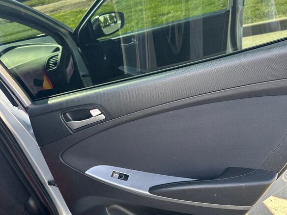 2015 Hyundai Solaris I Рестайлинг, серебристый, 949000 рублей - вид 20