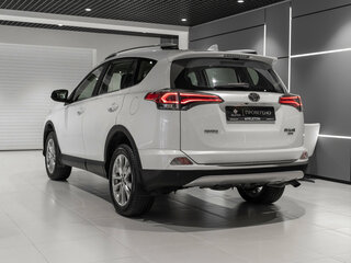 2017 Toyota RAV4 IV (XA40) Рестайлинг, белый, 2420000 рублей, вид 4