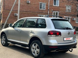 2007 Volkswagen Touareg I Рестайлинг, серебристый, 1700000 рублей, вид 4