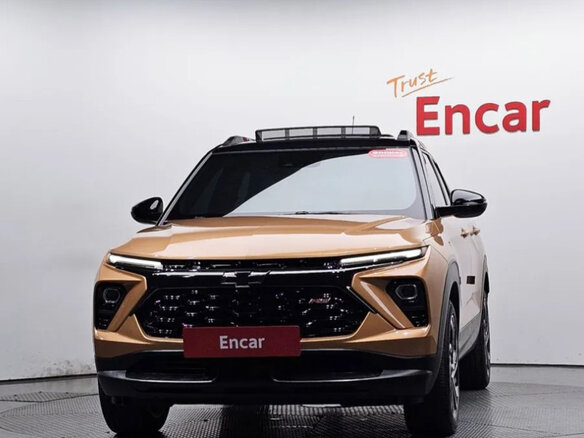 2023 Chevrolet TrailBlazer III Рестайлинг, коричневый, 1357000 рублей - вид 1