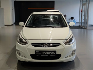 2013 Hyundai Solaris I, белый, 725000 рублей, вид 2