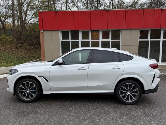 2022 BMW X6 30d III (G06), белый, 9900000 рублей - вид 11
