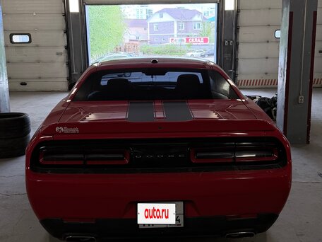 2016 Dodge Challenger III Рестайлинг 2, красный, 5500000 рублей, вид 4