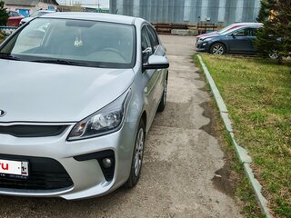 2019 Kia Rio IV, серебристый, 1300000 рублей, вид 1